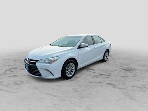Used 2015 Toyota Camry LE FWD image 4