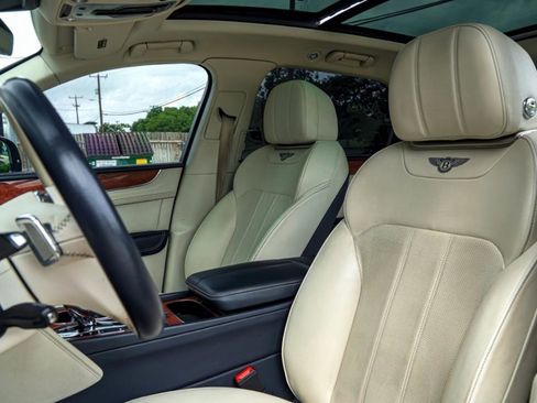 Used 2018 Bentley Bentayga image 4