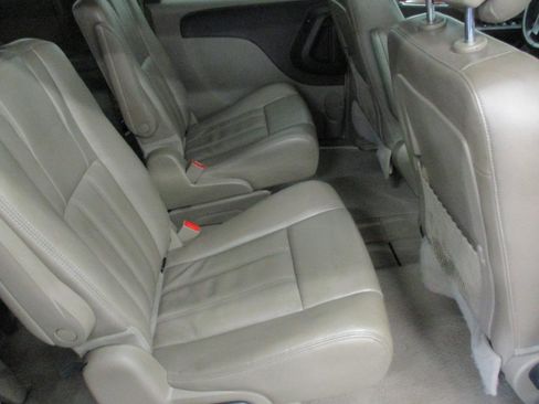 Used 2014 Chrysler Town & Country Touring image 13