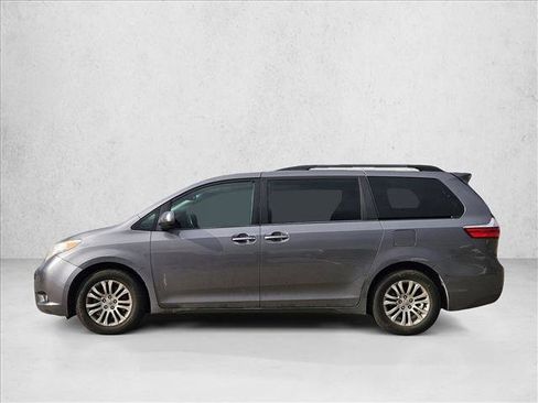 Used 2017 Toyota Sienna XLE w/ XLE Navigation Package image 8