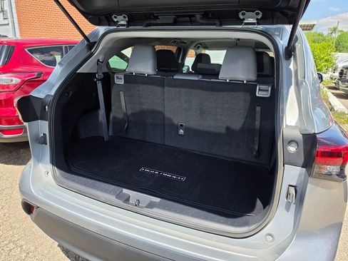 Used 2020 Toyota Highlander L image 8