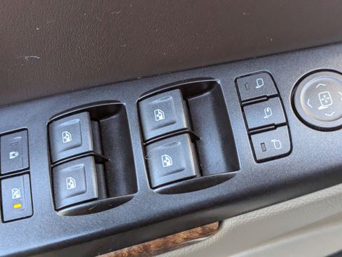 Used 2015 Chevrolet Suburban LTZ image 21