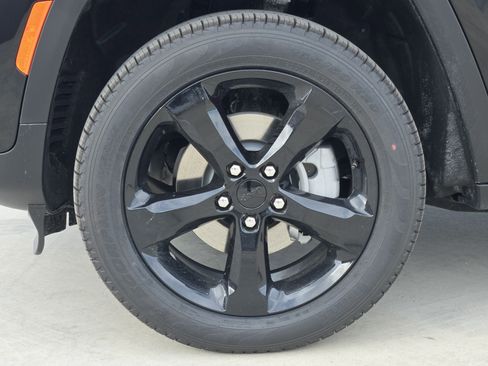 New 2025 Jeep Grand Cherokee Limited w/ Black Appearance Package image 10