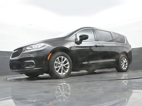 Used 2026 Chrysler Pacifica Limited FWD image 12