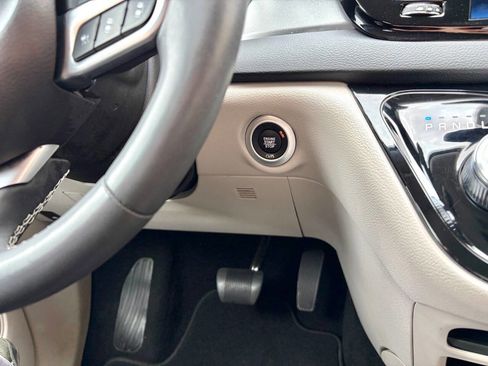 Used 2024 Chrysler Pacifica Touring-L FWD image 22