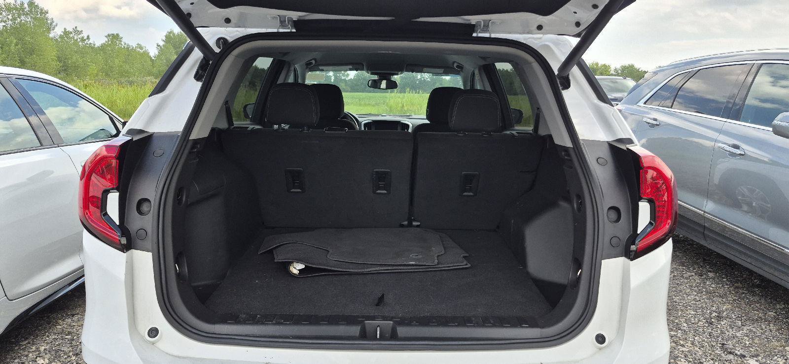 Used 2023 GMC Terrain SLE w/ Driver Convenience Package FWD image 4