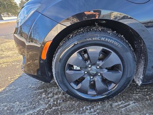 Used 2020 Chrysler Pacifica Limited w/ Quick Oder Package 2EV RED-S FWD image 10