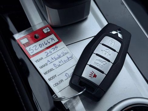 Used 2025 Mitsubishi Outlander SE AWD/4WD image 44