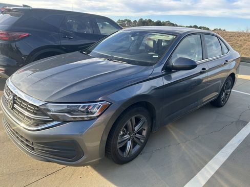 Used 2024 Volkswagen Jetta SE image 1