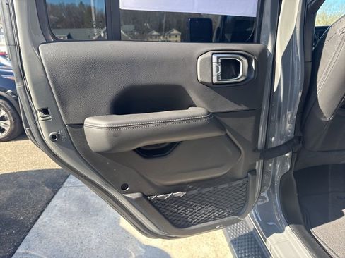 Used 2023 Jeep Wrangler Unlimited Sahara image 36