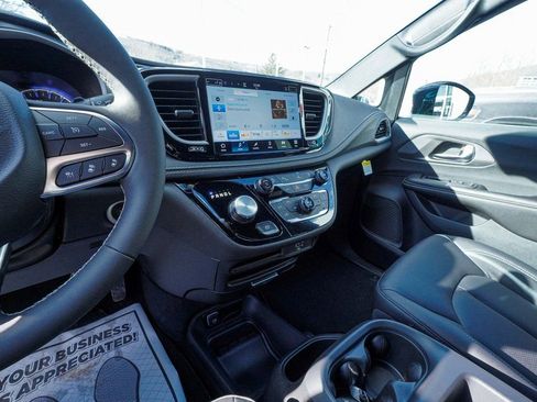 New 2026 Chrysler Pacifica Select image 46