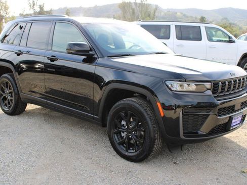 New 2026 Jeep Grand Cherokee Altitude image 3