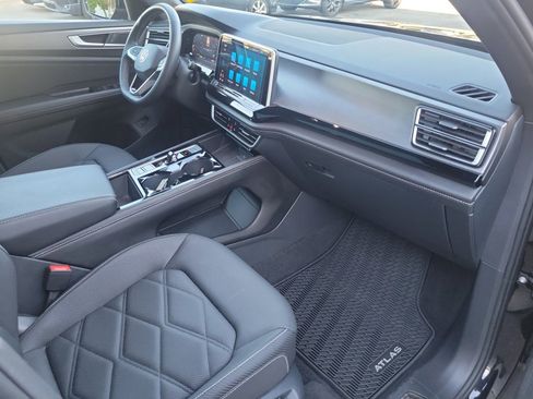 Certified 2024 Volkswagen Atlas Cross Sport SE w/ Panoramic Sunroof Package image 32