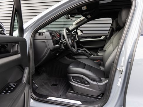 Certified 2026 Porsche Cayenne Coupe image 24