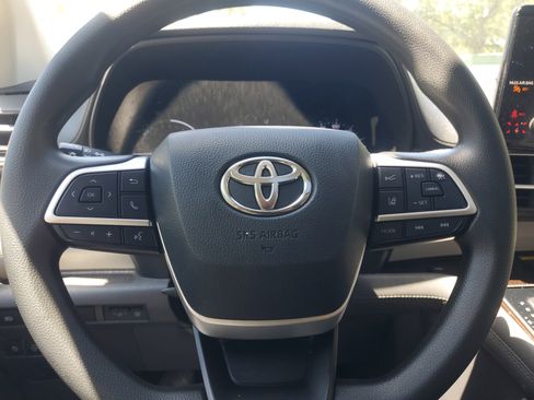 Used 2021 Toyota Sienna LE w/ LE Plus Package FWD image 21