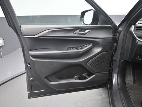 Used 2024 Jeep Grand Cherokee Altitude image 12