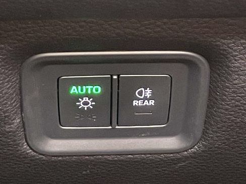 Certified 2025 Porsche Cayenne AWD/4WD image 37