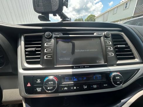 Used 2018 Toyota Highlander Plus w/ Carpet Mat Package (TMS) FWD image 25