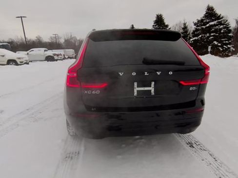 Used 2022 Volvo XC60 B5 Momentum w/ Climate Package image 7