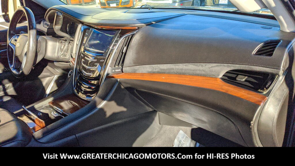 Used 2017 Cadillac Escalade ESV Luxury AWD/4WD image 16