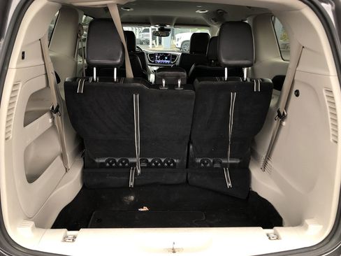 Used 2022 Chrysler Pacifica Touring-L image 9