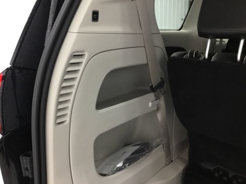 Used 2023 Chrysler Pacifica Touring-L AWD/4WD image 16