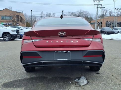 Used 2025 Hyundai Elantra SE image 4