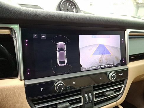 Used 2023 Porsche Macan image 17