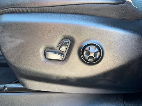 Used 2025 Chrysler Pacifica Limited FWD image 28