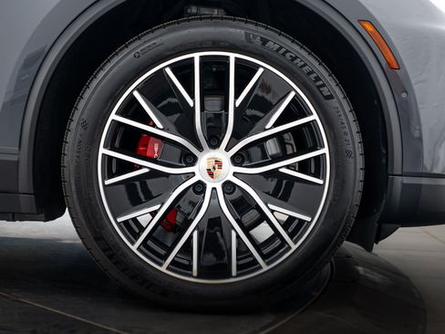 Certified 2025 Porsche Macan 4S Electric AWD/4WD image 11