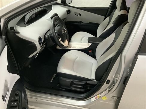 Used 2018 Toyota Prius Three image 13