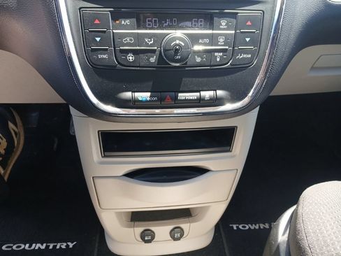 Used 2016 Chrysler Town & Country Touring w/ Driver Convenience Group FWD image 22
