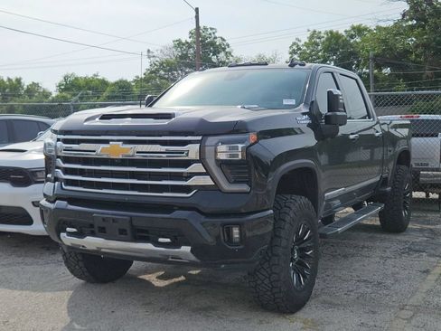 Used 2025 Chevrolet Silverado 2500 High Country w/ Technology Package AWD/4WD image 3