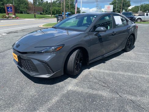 Used 2025 Toyota Camry SE w/ Convenience Package FWD image 3