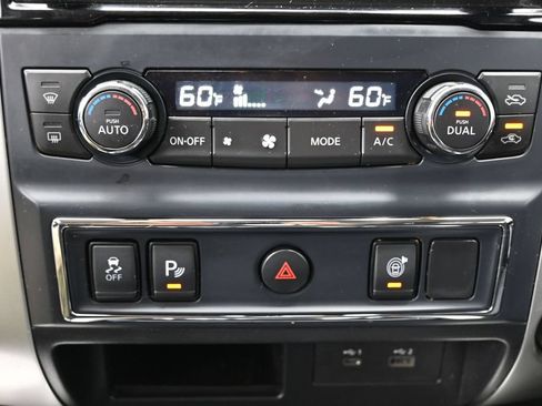 Used 2021 Nissan Titan SV w/ SV Convenience Package RWD image 28