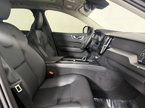 Used 2024 Volvo XC60 B5 Core image 10