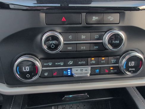 Used 2023 Ford Expedition Max XLT image 12