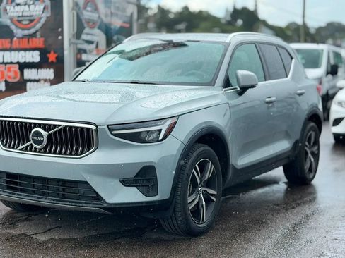 Used 2025 Volvo XC40 B5 Core AWD/4WD image 1