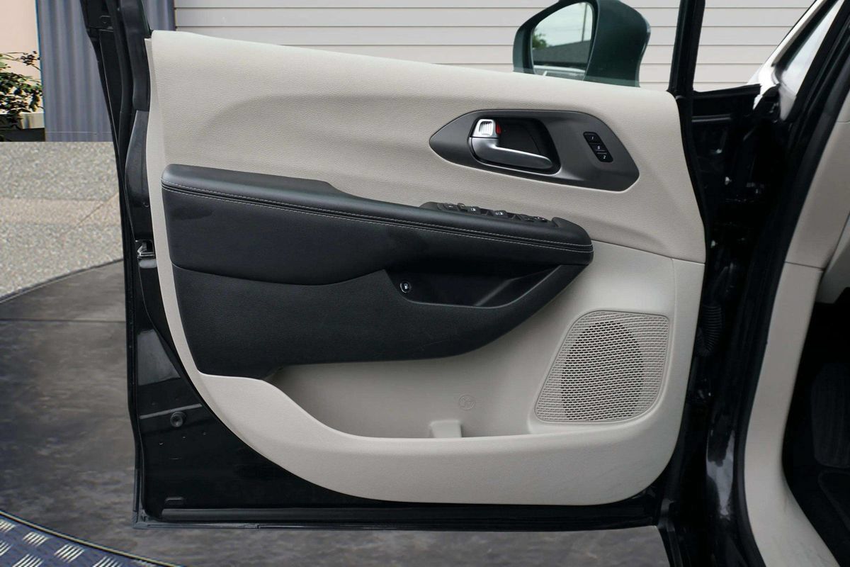 Used 2023 Chrysler Pacifica Touring-L FWD image 15