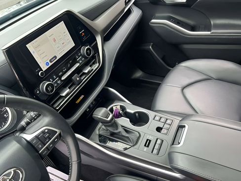 Used 2025 Toyota Highlander XLE image 22