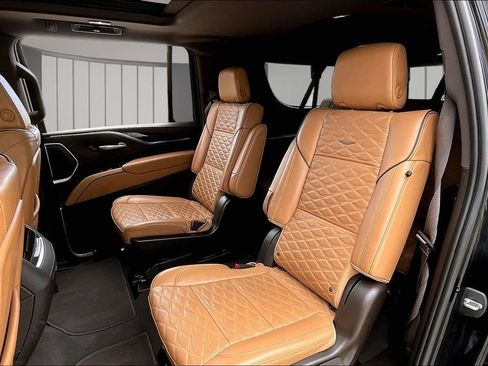 Used 2023 Cadillac Escalade ESV Premium Luxury AWD/4WD image 28