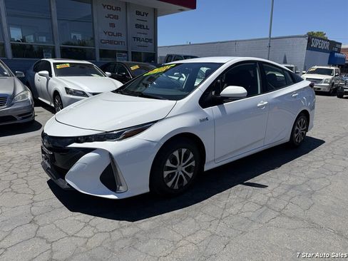 Used 2022 Toyota Prius Prime LE FWD image 2