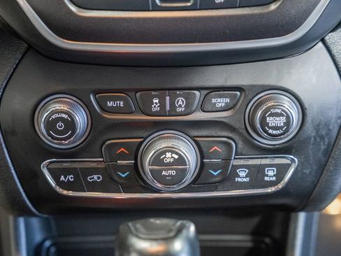 Used 2022 Jeep Cherokee Trailhawk w/ Premium Leather Package AWD/4WD image 25