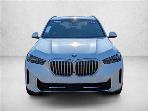 Used 2025 BMW X5 xDrive50e image 2