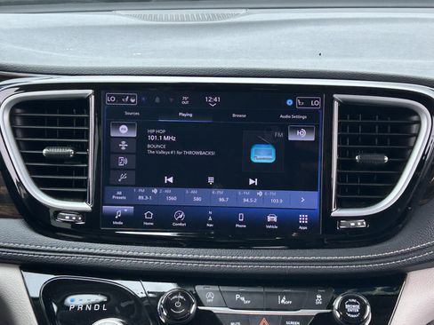Used 2024 Chrysler Pacifica Limited FWD image 15