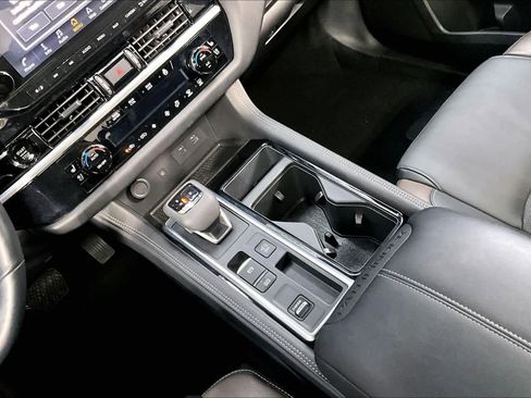 Used 2025 Nissan Pathfinder Platinum FWD image 17