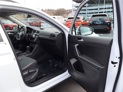 Certified 2021 Volkswagen Tiguan SE w/ Panoramic Sunroof Package image 27