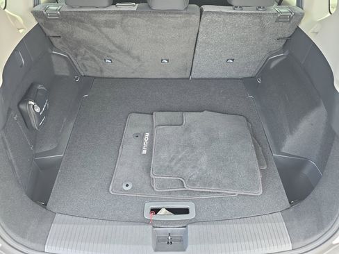 Used 2023 Nissan Rogue SV image 12