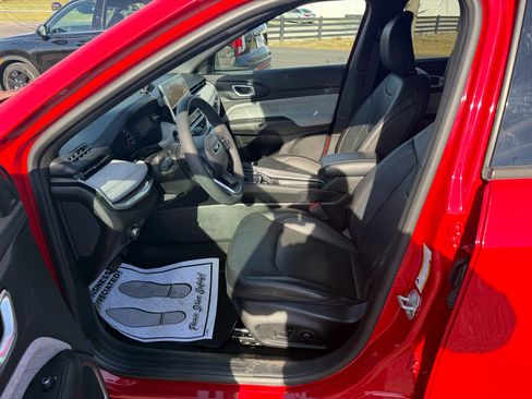 Used 2023 Jeep Compass Latitude image 9