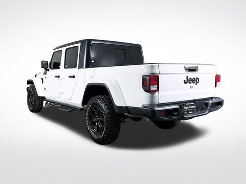 Used 2022 Jeep Gladiator Willys image 5